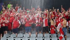 Датски фенове се къпят под дъжда на стадиона в Дортмунд (ВИДЕО)