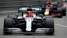 Люис удържа Макс в здрава битка в Монте Карло