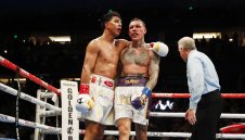 Боксова звезда получи специален екип от любимия си футболен клуб