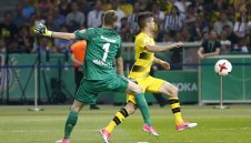 Дортмунд атакува вратаря на "орлите"