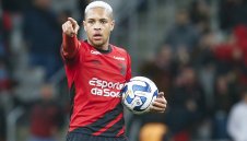 Спешна среща в Барса заради копие на Феномена