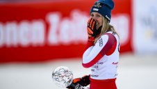 Корнелия измъкна Малкия кристален глобус