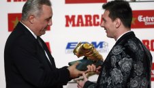 Стоичков връчи Златната обувка на Меси