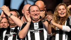 Босът на Нюкасъл черпи с якета