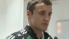 Бат Венци бие шута на левскар