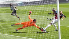 Нюкасъл удари Уест Хям с 3:2 в трилър и гледа към спасението