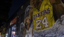 И Коби Брайънт ще има своя статуя пред залата на Лейкърс