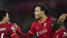 Ливърпул размаза "светците" и се доближи на точка от Челси