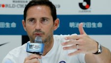 Челси прати защитник в Бирмингам