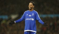 Роналдиньо се колебае между САЩ и Китай