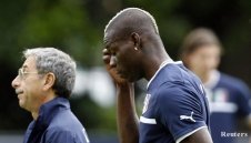 Балотели се контузи и стресна Чезаре Прандели