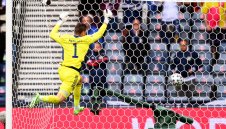 Шоу в Глазгоу! Патрик Шик съсипа Шотландия с гол от центъра + ВИДЕО