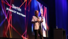 Оливер Кан се готви в Харвард за шефския си пост в Байерн
