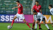 Капитанът на националите чака дете от миска