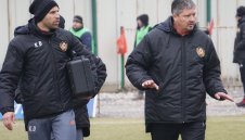 Титуляр на ЦСКА виси за Левски