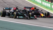 Мерцедес поиска преразглеждане на атаката на Люис срещу Макс