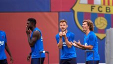 Юмтити и Ракитич зарадваха треньора на Барса