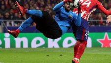 Алисон бил Меси на вратарите