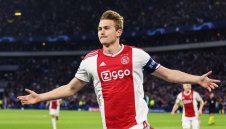 Юве е на малка крачица от договори с Де Лихт и Буфон