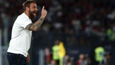 Играч налита на бой на Де Роси на тренировка на Рома