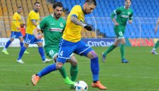 В Русия: Български защитник се налива с бира по време на мач + ВИДЕО