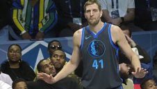 В Далас вдигнаха статуя на Дирк Новицки