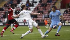 Лийдс си гарантира място в Топ 10 за сезона