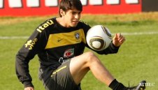 Кака: Сега е моят шанс да изпреваря Меси и Роналдо