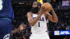 Брадата се договори за нов договор със Сиксърс