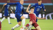 Челси разкарва двама заради "чук"