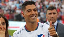 Лудо посрещане за Суарес в Насионал + ВИДЕО