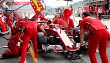 Кими най-бърз на първата тренировка, Маса се заби в стената