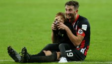 Капитанът на Айнтрахт получи тежко наказание за бутане на противников треньор + ВИДЕО