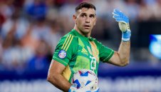 Емилиано Мартинес изравни уникален рекорд