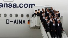 Германците пристигнаха в ЮАР с новия Еърбъс, Шакира им пее