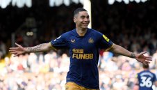 Свраките нямат спиране! Нюкасъл отнесе и Светците