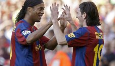 Меси или Роналдиньо? Вижте кой има по-добър дрибъл