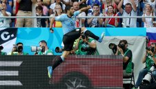 Вратарска грешка прати Уругвай на 1/8-финалите на световното + ВИДЕО И ГАЛЕРИЯ
