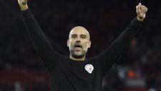 Пеп скочи на съдията: На "Анфийлд" и "Олд Трафорд" не гонят играчи на домакините