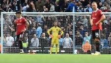 Ужасният Юнайтед не върза и 4 паса срещу Сити