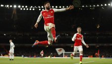 Жиру спаси Арсенал с гол в края