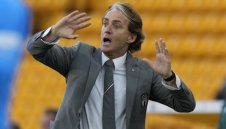 Манчини подсмърча след поредната излагация на Италия