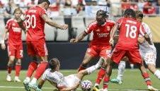 Футболистите на Световното клубно продължават да страдат от високите температури