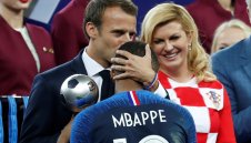 Еуфорията е голяма! Президентът на Франция Макрон куфее с играчите в съблекалнята + ВИДЕО