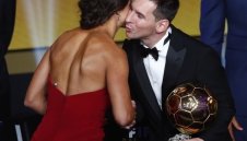 Меси вече е в Париж, за да вдигне "Златнато топка". Роналдо се разсърди и отсвири церемонията