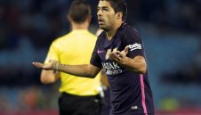 Канибала на колене пред Варди за фланелката му