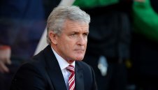 Марк Хюз преподписа със Стоук