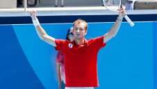 Медведев е на 1/4-финал в Токио