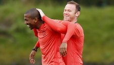 Йънг напуска Юнайтед, връща се в клуба от детството си