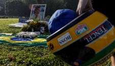 30 години без гиганта Айртон: Макларън отдава почит към Сена